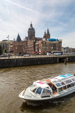 Amsterdam, Hollanda - 16 Haziran 2016: Kanal ve St. Nicolas Church civarındaki bir güzel yaz günü Hollanda Amsterdam