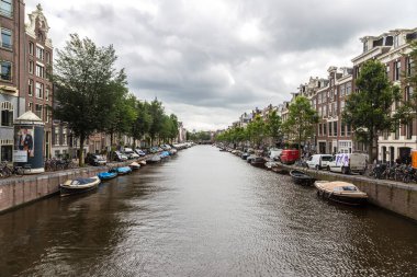 Amsterdam, Hollanda - 16 Haziran 2016: Amsterdam'da yaz günü güzel bir kanal. 16 Haziran 2016 üzerinde başkenti ve en büyük kentidir Hollanda'nın Amsterdam olduğunu