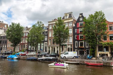 Amsterdam, Hollanda - 16 Haziran 2016: Amsterdam'da yaz günü güzel bir kanal. 16 Haziran 2016 üzerinde başkenti ve en büyük kentidir Hollanda'nın Amsterdam olduğunu