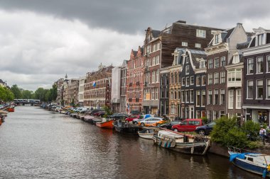 Amsterdam, Hollanda - 16 Haziran 2016: Amsterdam'da yaz günü güzel bir kanal. 16 Haziran 2016 üzerinde başkenti ve en büyük kentidir Hollanda'nın Amsterdam olduğunu