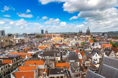 Amsterdam, Hollanda - 16 Haziran 2016: Kanal ve St. Nicolas Church civarındaki bir güzel yaz günü Hollanda Amsterdam