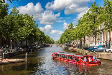 Amsterdam, Hollanda - 16 Haziran 2016: Amsterdam'da yaz günü güzel bir kanal. 16 Haziran 2016 üzerinde başkenti ve en büyük kentidir Hollanda'nın Amsterdam olduğunu