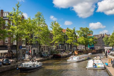 Amsterdam, Hollanda - 16 Haziran 2016: Amsterdam'da yaz günü güzel bir kanal. 16 Haziran 2016 üzerinde başkenti ve en büyük kentidir Hollanda'nın Amsterdam olduğunu
