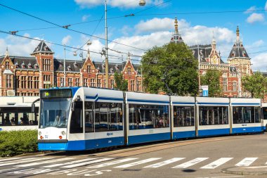 Amsterdam, Hollanda - 16 Haziran 2016: Şehir tramvay Amsterdam'da güzel bir yaz