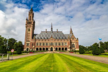 Den Haag, Hollanda - 16 Haziran 2016: Barış Sarayı Lahey'deki Uluslararası Adalet Divanı bir güzel yaz günü Hollanda içinde koltuk