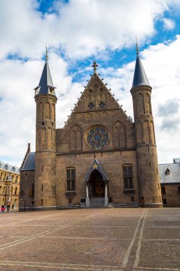 Den Haag, Hollanda - 16 Haziran 2016: Binnenhof palace, Lahey'deki Hollanda Parlamentosu'nda bir güzel yaz günü, Hollanda