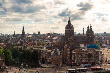 Amsterdam, Hollanda - 16 Haziran 2016: Kanal ve St. Nicolas Church civarındaki bir güzel yaz günü Hollanda Amsterdam