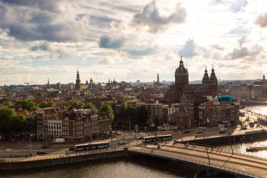 Amsterdam, Hollanda - 16 Haziran 2016: Kanal ve St. Nicolas Church civarındaki bir güzel yaz günü Hollanda Amsterdam