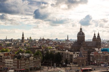 Amsterdam, Hollanda - 16 Haziran 2016: Kanal ve St. Nicolas Church civarındaki bir güzel yaz günü Hollanda Amsterdam