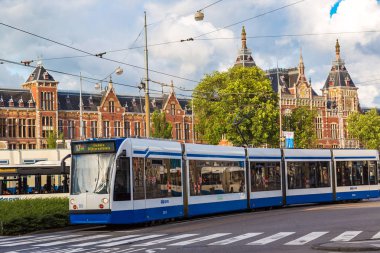 Amsterdam, Hollanda - 16 Haziran 2016: Şehir tramvay Amsterdam'da güzel bir yaz