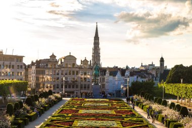 Brussels, Belçika - 16 Haziran 2016: Cityscape Brüksel'bir güzel yaz gecesi, Belçika