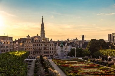 Brussels, Belçika - 16 Haziran 2016: Cityscape Brüksel'bir güzel yaz gecesi, Belçika