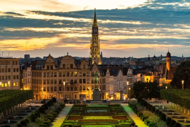 Brussels, Belçika - 16 Haziran 2016: Cityscape Brüksel'bir güzel yaz gecesi, Belçika