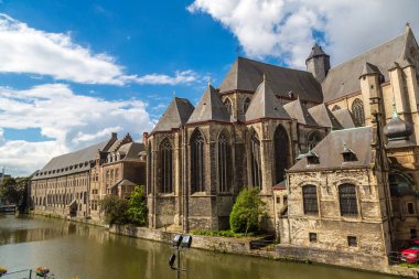 Gent, Belçika - 14 Haziran 2016: Bir güzel yaz günü, Belçika Gent, St Michael's Kilisesi