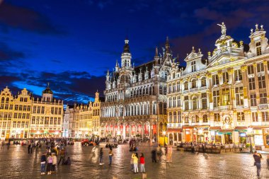 Brussels, Belçika - 16 Haziran 2016: The Grand Place güzel yaz nigth, Belçika Brüksel'deki