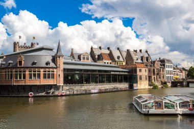 Gent, Belçika - 14 Haziran 2016: Bir güzel yaz günü, Belçika eski şehirde Gent, kanalda