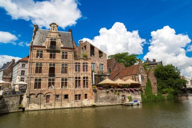 Gent, Belçika - 14 Haziran 2016: Bir güzel yaz günü, Belçika eski şehirde Gent, kanalda