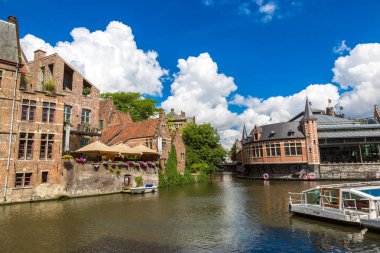 Gent, Belçika - 14 Haziran 2016: Bir güzel yaz günü, Belçika eski şehirde Gent, kanalda
