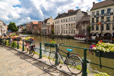 Gent, Belçika - 14 Haziran 2016: Bisiklet Park bir güzel yaz günü, Belçika Gent kanalda tarafından