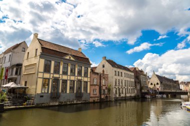 Gent, Belçika - 14 Haziran 2016: Bir güzel yaz günü, Belçika eski şehirde Gent, kanalda