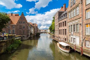 Gent, Belçika - 14 Haziran 2016: Bir güzel yaz günü, Belçika eski şehirde Gent, kanalda