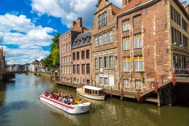 Gent, Belçika - 14 Haziran 2016: Bir güzel yaz günü, Belçika eski şehirde Gent, kanalda