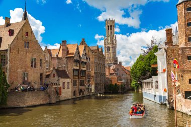 Bruges, Belçika - 14 Haziran 2016: Canal Bruges ve ünlü çan kulesi üzerinde arka planda bir güzel yaz günü, Belçika 14 Haziran 2016 '