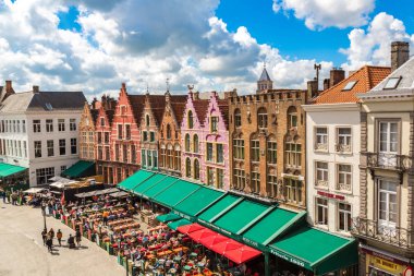 Bruges, Belçika - 14 Haziran 2016: Panoramik pazar meydanında bir güzel yaz günü Bruges'de, Belçika 14 Haziran 2016 '