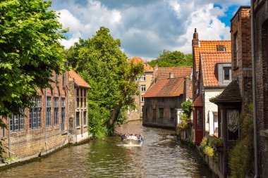 Bruges, Belçika - 14 Haziran 2016: Turistik bir güzel yaz günü Bruges'de, Belçika 14 Haziran 2016'kanalda teknede