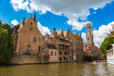 Yaz günü, Belçika Bruges ve ünlü çan kulesi güzel arka plan üzerinde canal