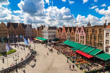 Bruges, Belçika - 14 Haziran 2016: Panoramik pazar meydanında bir güzel yaz günü Bruges'de, Belçika 14 Haziran 2016 '