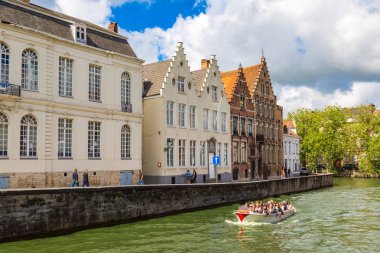 Bruges, Belçika - 14 Haziran 2016: Turistik bir güzel yaz günü Bruges'de, Belçika 14 Haziran 2016'kanalda teknede