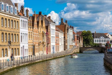 Gent, Belçika - 14 Haziran 2016: Bir güzel yaz günü, Belçika Bruges kanalda boyunca evleri