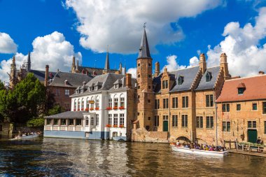 Bruges, Belçika - 14 Haziran 2016: Turistik bir güzel yaz günü Bruges'de, Belçika 14 Haziran 2016'kanalda teknede