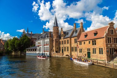 Bruges, Belçika - 14 Haziran 2016: Turistik bir güzel yaz günü Bruges'de, Belçika 14 Haziran 2016'kanalda teknede