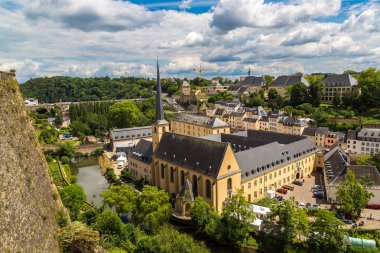 Luxembourg, Lüksemburg - 18 Haziran 2016: Panoramik bir güzel yaz gün, Lüksemburg Lüksemburg'Abbaye de Neumünster ve St. Jean du Grund Kilisesi