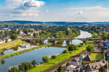 Trier, Almanya - 18 Haziran 2016: Panoramik hava görünümünde Trier bir güzel yaz günü, Almanya