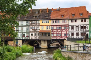 Erfurt, Almanya - 18 Haziran 2016: Köprü Kramerbrucke Erfurt bir güzel yaz günü, Almanya