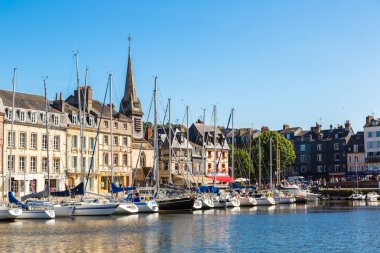 HONFLEUR, FRANCE - 18 Haziran 2016: Honfleur Limanı güzel bir yaz gününde, 18 Haziran 2016