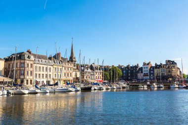 HONFLEUR, FRANCE - 18 Haziran 2016: Honfleur Limanı güzel bir yaz gününde, 18 Haziran 2016