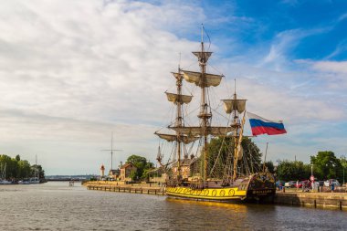 Honfleur, Fransa - 18 Haziran 2016: Ahşap Yelkenli gemi Honfleur Harbor bir güzel yaz günü, Fransa