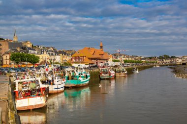 Trouville, Fransa - 18 Haziran 2016: Trouville ve Touques nehirde bir güzel yaz günü, Fransa