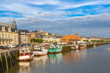 Trouville, Fransa - 18 Haziran 2016: Trouville ve Touques nehirde bir güzel yaz günü, Fransa