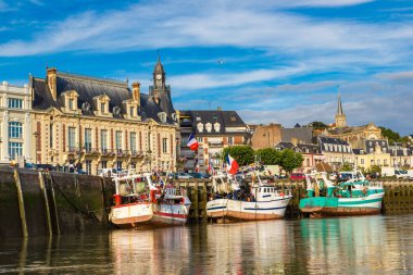 Trouville, Fransa - 18 Haziran 2016: Trouville ve Touques nehirde bir güzel yaz günü, Fransa