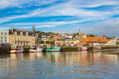 Trouville, Fransa - 18 Haziran 2016: Trouville ve Touques nehirde bir güzel yaz günü, Fransa