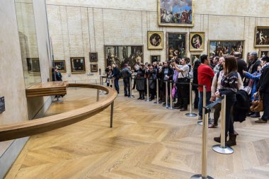 Paris - 4 Ağustos, 4 Ağustos 2013: Almak ziyaret edenler Leonardo Davinci'nın 