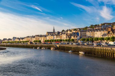 Trouville, Fransa - 18 Haziran 2016: Trouville ve Touques nehirde bir güzel yaz günü, Fransa