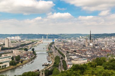Rouen, Fransa - 18 Haziran 2016: Panoramik hava görünümünde Rouen bir güzel yaz günü, Fransa