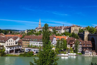 Bern, İsviçre - 18 Haziran 2016: Manzarasına güzel yaz günde İsviçre Bern ve nın Munster katedralde