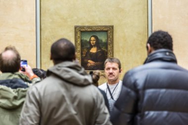Fransa, Paris - 4 Ağustos: Ziyaretçi Paris'te Louvre Müzesi'nde Leonardo Davinci'nın 